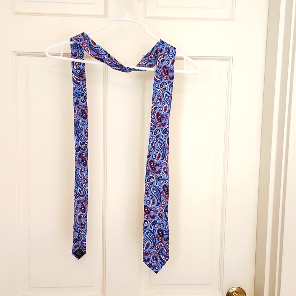 NEW.  RALPH LAUREN MEN'S NECK TIE.  RED &  BLUE PAISLEY 58% LINEN & 42% SILK.